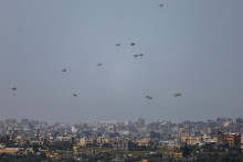 Humanitárna pomoc padá oblohou smerom k pásmu Gazy. FOTO: Reuters