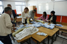 Volební úradníci spočítavajú hlasovacie lístky vo volebnej miestnosti počas miestnych volieb v tureckom Diyarbakire. FOTO: Reuters