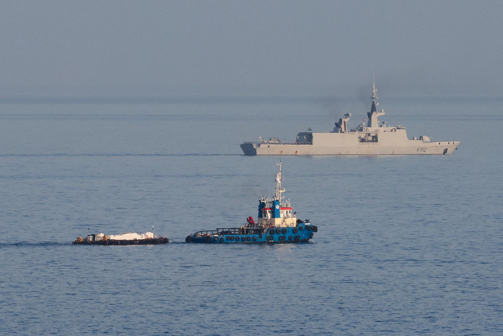 Remorkér ťahá čln naložený humanitárnou pomocou pre Gazu. FOTO: Reuters