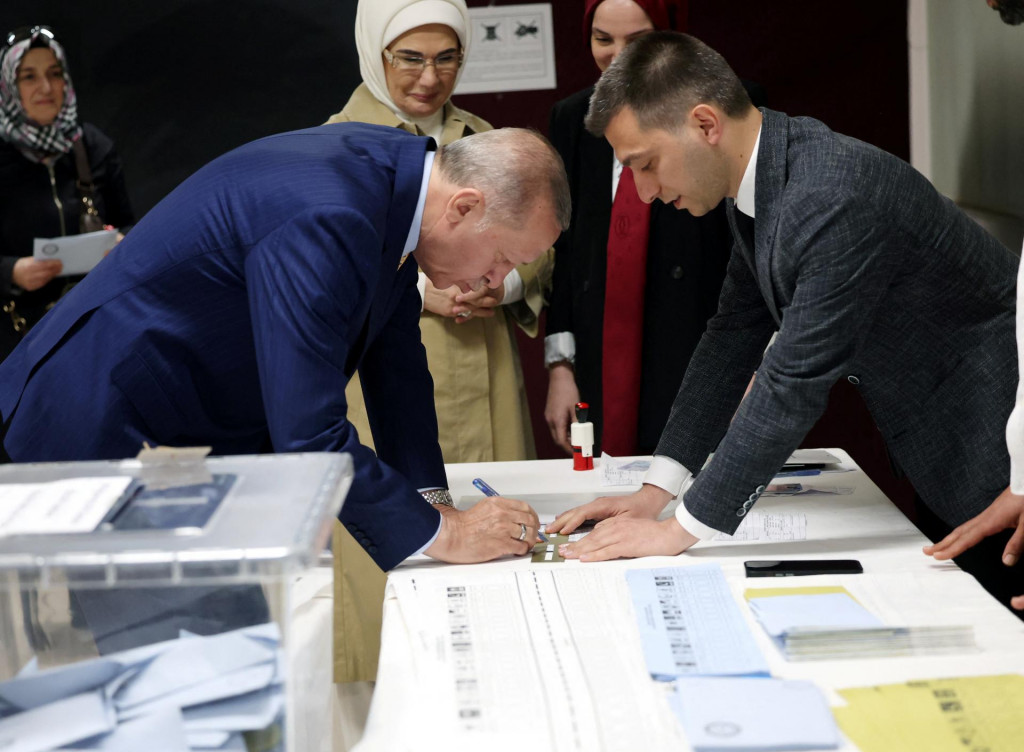 Turecký prezident Tayyip Erdogan a jeho manželka Emine Erdogan volia počas komunálnych volieb v Istanbule. FOTO: Reuters