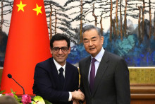 Francúzsky minister zahraničných vecí Stéphane Séjourné (vľavo) a jeho čínsky náprotivok Wang I. FOTO TASR/AP