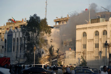 Príslušníci záchranných zložiek zasahujú po leteckom útoku v Damasku v pondelok 1. apríla 2024. Osem ľudí zahynulo v pondelok pri výbuchu, ktorý zasiahol budovu susediacu s iránskym veľvyslanectvom v sýrskej metropole Damask. FOTO: TASR/AP