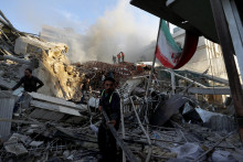 WA 83 Damask - Príslušníci záchranných zložiek zasahujú po leteckom útoku v Damasku v pondelok 1. apríla 2024. Osem ľudí zahynulo v pondelok pri výbuchu, ktorý zasiahol budovu susediacu s iránskym veľvyslanectvom v sýrskej metropole Damask. FOTO TASR/AP
