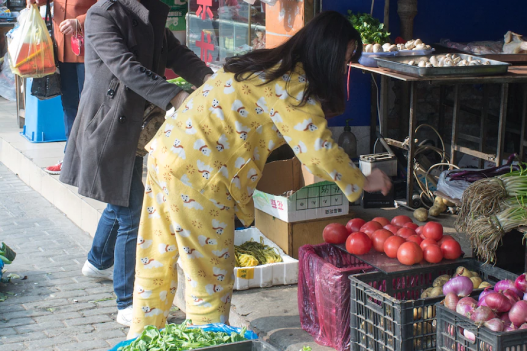 Mladí Číňania chodia do práce v pyžame.