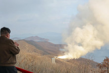 Severokórejský líder Kim Čong-un dohliada na úspešnú skúšku raketového motora na tuhé palivo pre nový typ hypersonickej rakety stredne dlhého dosahu v centre pre štart satelitov Sohae v utorok 19. marca 2024. FOTO: TASR/AP