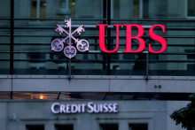 Logá švajčiarskych bánk Credit Suisse a UBS. FOTO: Reuters