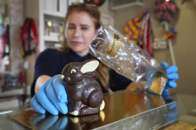 Niaz Mardanová umiestňuje ručne vyrábaného králika z belgickej čokolády v čokoládovni Sandrine v Londýne.