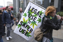 Žena drží transparent počas demonštrácie za úplnú legalizáciu marihuany v nemeckom Lipsku. FOTO: TASR/AP
