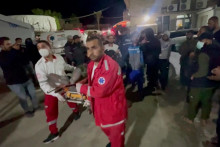 Telo pracovníka World Central Kitchen (WCK), ktorý je podľa Hamasom riadeného vládneho mediálneho úradu v Gaze medzi zamestnancami WCK zabitými pri izraelskom nálete na Gazu. FOTO: Reuters