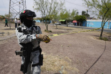 Mexická polícia zaisťuje miesto činu v meste Celaya. FOTO: TASR/AP