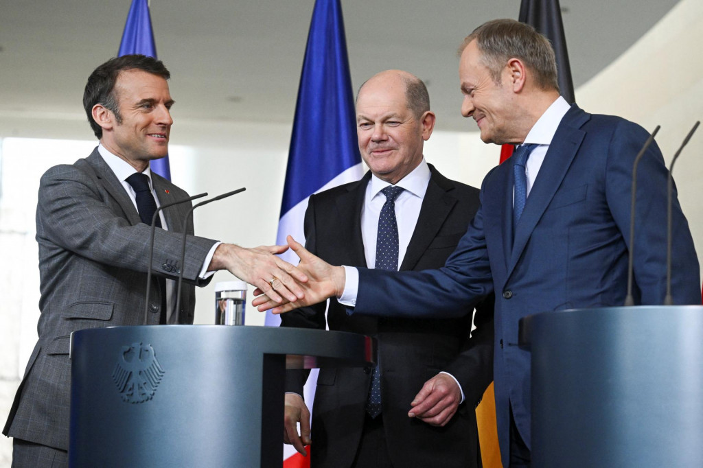 Na snímke zľava francúzsky prezident Emmanuel Macron, nemecký kancelár Olaf Scholz a poľský premiér Donald Tusk. Francúzsko je aktuálna európska jadrová veľmoc, Nemci s jadrovou elektrinou končia a Poliaci chcú začať.

FOTO: REUTERS