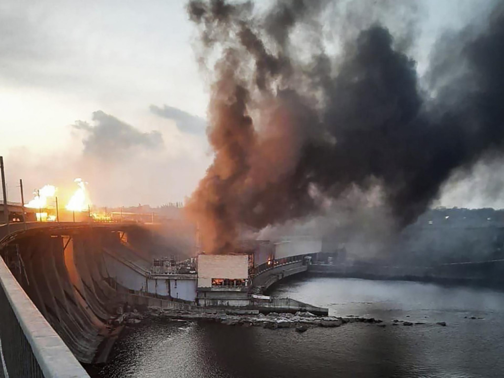 Na snímke hustý dym stúpa počas požiaru najväčšej vodnej elektrárne na Ukrajine v meste Dnipro po útoku ruskej armády v piatok 22. marca 2024.

FOTO: TASR/AP
