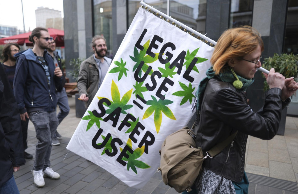 Žena drží transparent počas demonštrácie za úplnú legalizáciu marihuany v nemeckom Lipsku. FOTO: TASR/AP
