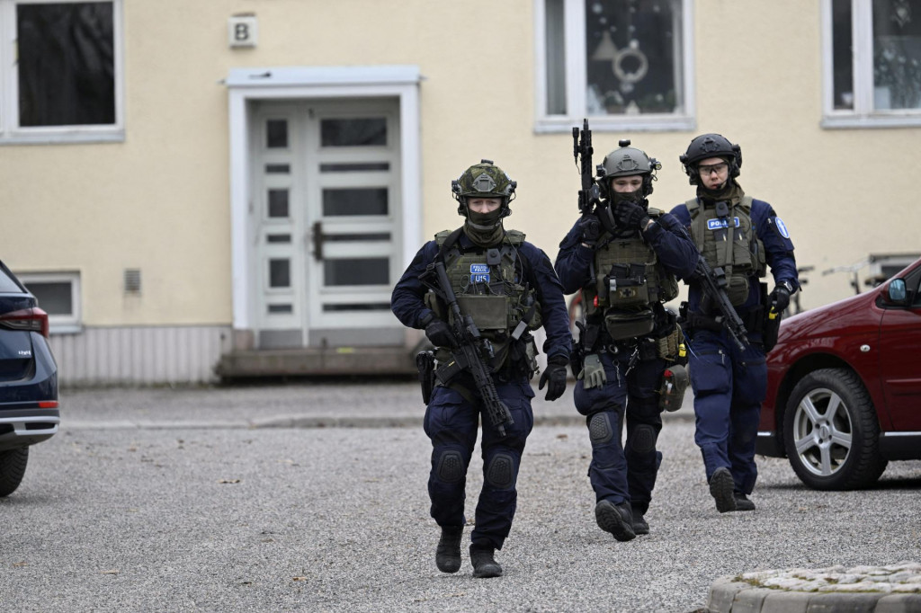 Policajti na základnej škole Viertola vo fínskom Vantaa. Pri streľbe v škole utrpeli zranenia traja maloletí. FOTO: Lehtikuva/Reuters