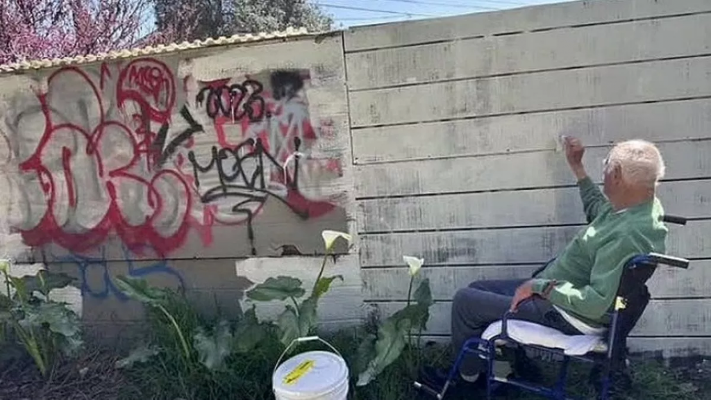 102-ročného muža na invalidnom vozíku mesto prinútilo vyčistiť grafity na jeho plote.