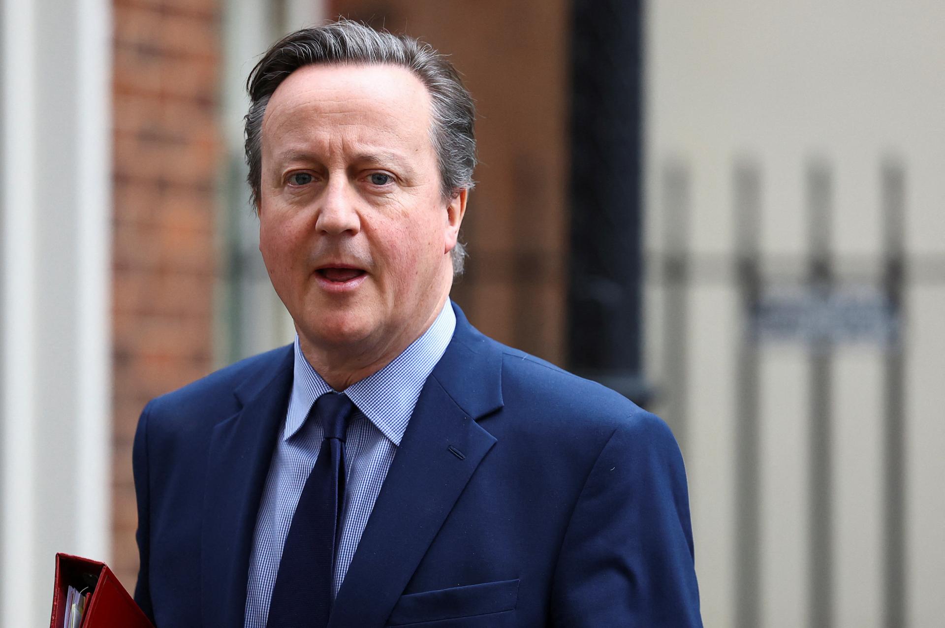 Cameron žiada členské štáty NATO, aby zvýšili výdavky na obranu