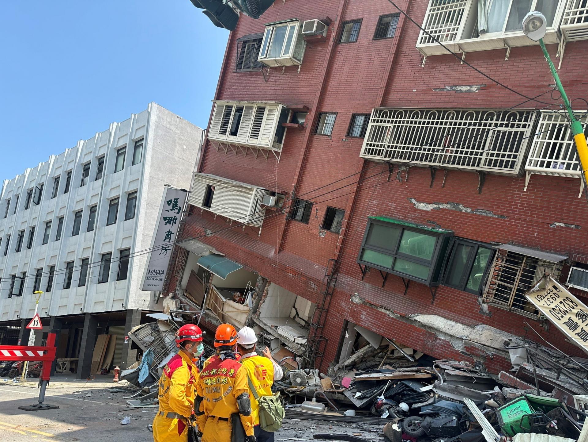 Taiwan postihlo najsilnejšie zemetrasenie za 25 rokov. Hrozba cunami pominula, no pod troskami sú stále ľudia