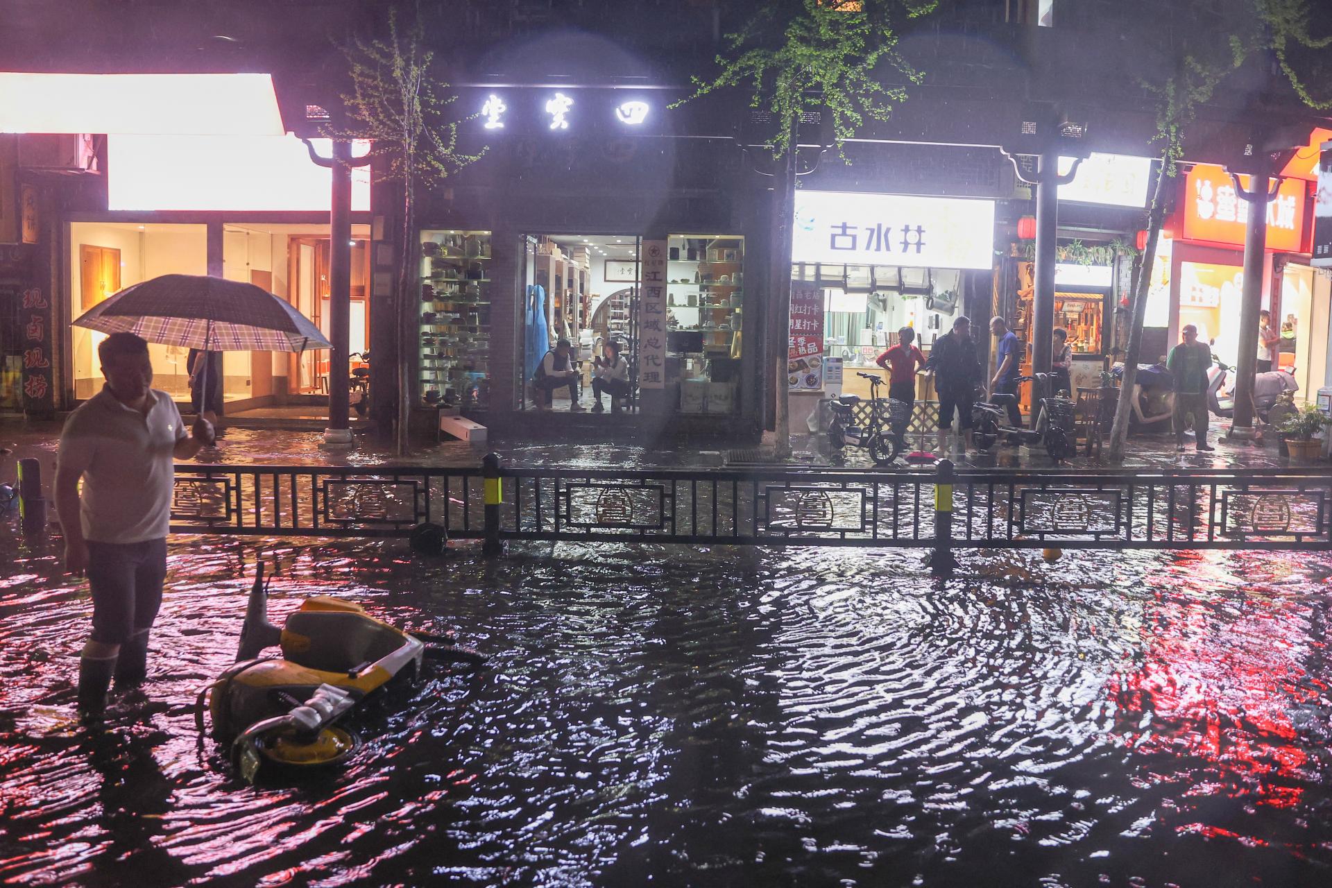 Juh Číny sužujú búrky s vetrom so silou tajfúnu, zahynulo najmenej sedem ľudí