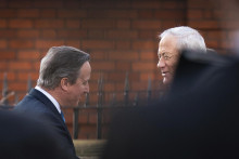 Britský minister zahraničných vecí David Cameron (vľavo) víta Bennyho Ganca, kľúčového ministra izraelského vojnového kabinetu počas ich stretnutia v Londýne. FOTO: TASR/AP