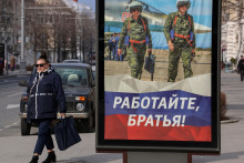 Plagát na podporu ruského letectva na ulici v čiernomorskom prístave Sevastopoľ na Kryme. Slogan na plagáte znie: „ Pracujte, bratia!” FOTO: Reuters