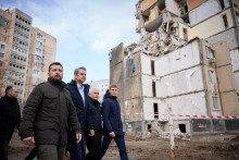 Ukrajinský prezident Volodymyr Zelenskij a grécky premiér Kyriakos Mitsotakis navštívili v Odese provizórny pamätník obetiam útoku bezpilotného lietadla v Odese. FOTO: REUTERS