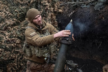 Ukrajinský vojak neďaleko mesta Bachmut. FOTO: Reuters