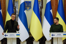 Ukrajinský prezident Volodymyr Zelenskij a fínsky prezident Alexander Stubb. FOTO: Reuters