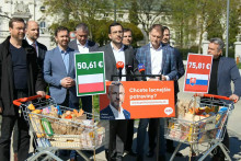 Poslanci hnutia Slovensko prezentujú rozdiely v cenách potravín. FOTO: YouTube/Hnutie Slovensko