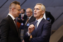 Generálny tajomník NATO Jens Stoltenberg sa rozpráva s maďarským ministrom zahraničných vecí Péterom Szijjártóm počas stretnutia ministrov zahraničných vecí členských krajín NATO na Severoatlantickej rade v sídle NATO v Bruseli. FOTO: TASR/AP