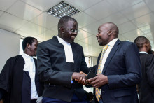 Ugandský právnik pre ľudské práva Nicholas Opiyo a Fox Odoi-Oywelowo, ugandský poslanec parlamentu za severovýchodný volebný obvod Západná Budama, si podávajú ruky na ústavnom súde, kde súd potvrdil zákon proti LGBTQ v Kampale v Ugande. FOTO: Reuters