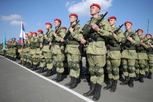 Príslušníci ruskej armády sa zúčastňujú slávnostného otvorenia vojenského cvičenia Zapad-2021 ozbrojených síl Ruska a Bieloruska na cvičisku Obuz-Lesnovsky. FOTO: Reuters