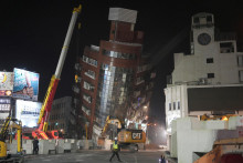 Pracovníci vykonávajú operácie na mieste, kde sa po zemetrasení zrútila budova v Hualien na Taiwane. FOTO: Reuters