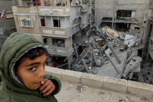 Palestínsky chlapec reaguje neďaleko miesta izraelského útoku na dom. FOTO: Reuters