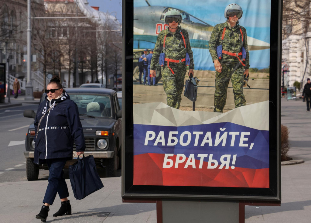 Plagát na podporu ruského letectva na ulici v čiernomorskom prístave Sevastopoľ na Kryme. Slogan na plagáte znie: „ Pracujte, bratia!” FOTO: Reuters
