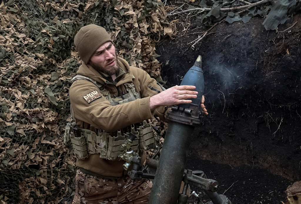 Ukrajinský vojak neďaleko mesta Bachmut. FOTO: Reuters