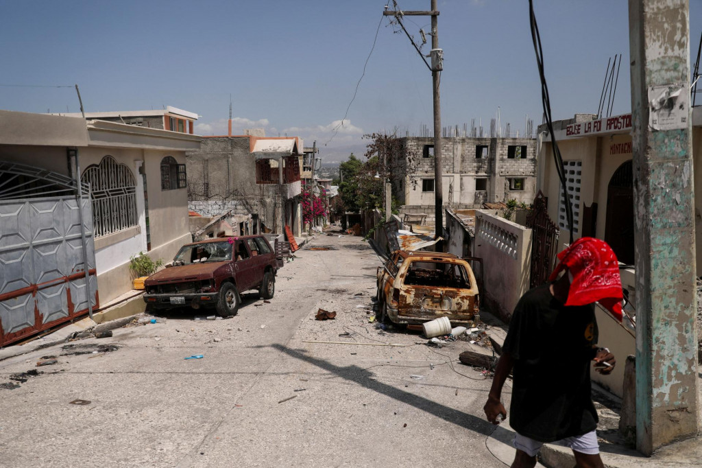 Poškodené autá v štvrti Carrefour Feuilles, ktorá bola opustená v dôsledku násilia gangov v haiskom hlavnom meste Port-au-Prince. FOTO: Reuters