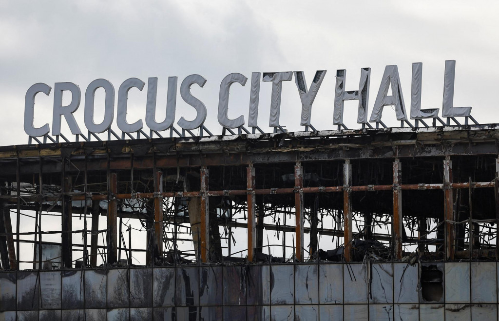 Vyhorená koncertná sieň Crocus po teroristickom útoku pri Moskve. FOTO: Reuters