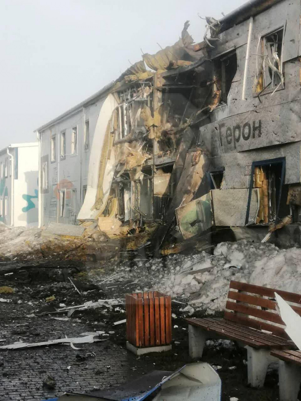 Poškodená budova po útoku ukrajinského bezpilotného lietadla uprostred ruského útoku na Ukrajinu v Jelabuge v Tatarstane. FOTO: Reuters