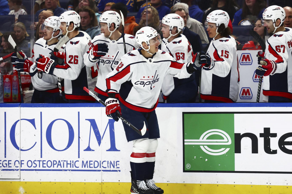 Slovensk&yacute; obranca Martin Feh&eacute;rv&aacute;ry (42) z Washingtonu Capitals sa raduje z g&oacute;lu počas z&aacute;pasu z&aacute;morskej NHL Buffalo Sabres - Washington Capitals. FOTO: TASR/AP