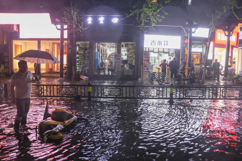 Zaplavená ulica počas búrky, ktorá  priniesla dažde a krúpy do Nan-čchangu v juhočínskej provincii Ťiang-si. FOTO: Reuters