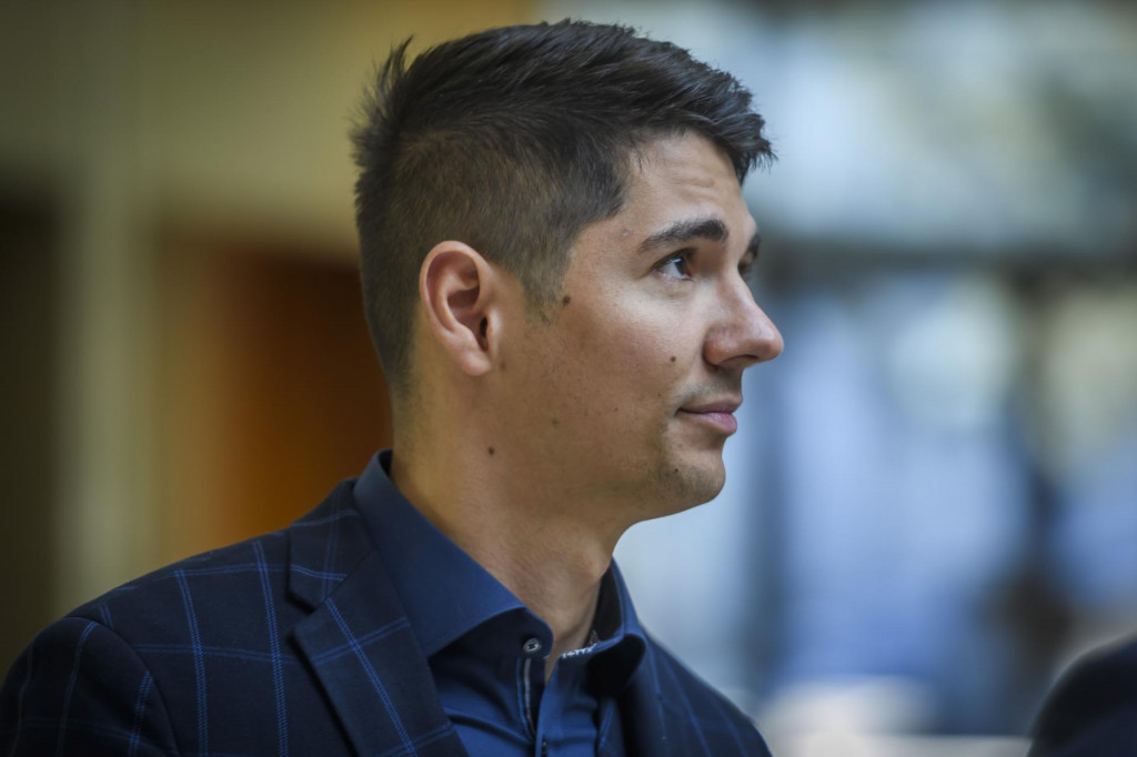 Na sn&iacute;mke ved&uacute;ci poradcov premi&eacute;ra a poslanec Erik Kaliň&aacute;k zo Smeru.

FOTO: TASR/J. Nov&aacute;k