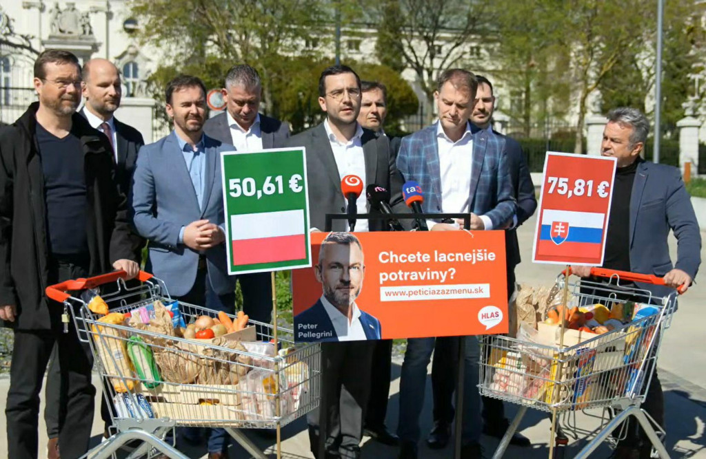 Poslanci hnutia Slovensko prezentujú rozdiely v cenách potravín. FOTO: YouTube/Hnutie Slovensko