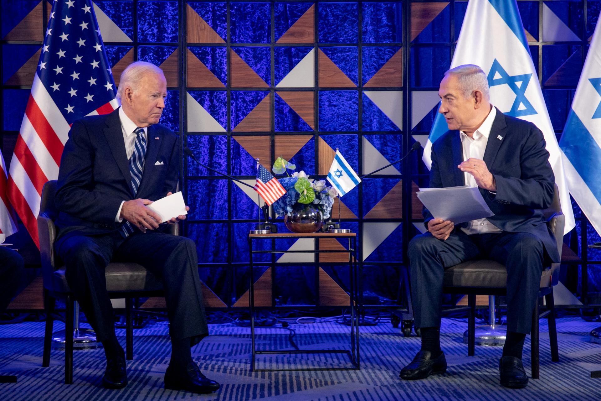 Útoky na humanitárnych pracovníkov sú neprijateľné, povedal Biden Netanjahuovi. Americká podpora nie je istá