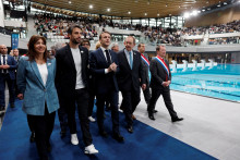 Francúzsky prezident Emmanuel Macron na slávnostnom otvorení olympijského plaveckého bazéna v Saint-Denis. FOTO: Reuters