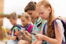 Na slovenských školách nebudú môcť žiaci používať mobilné telefóny od 1. do 3. ročníka. FOTO: Shutterstock