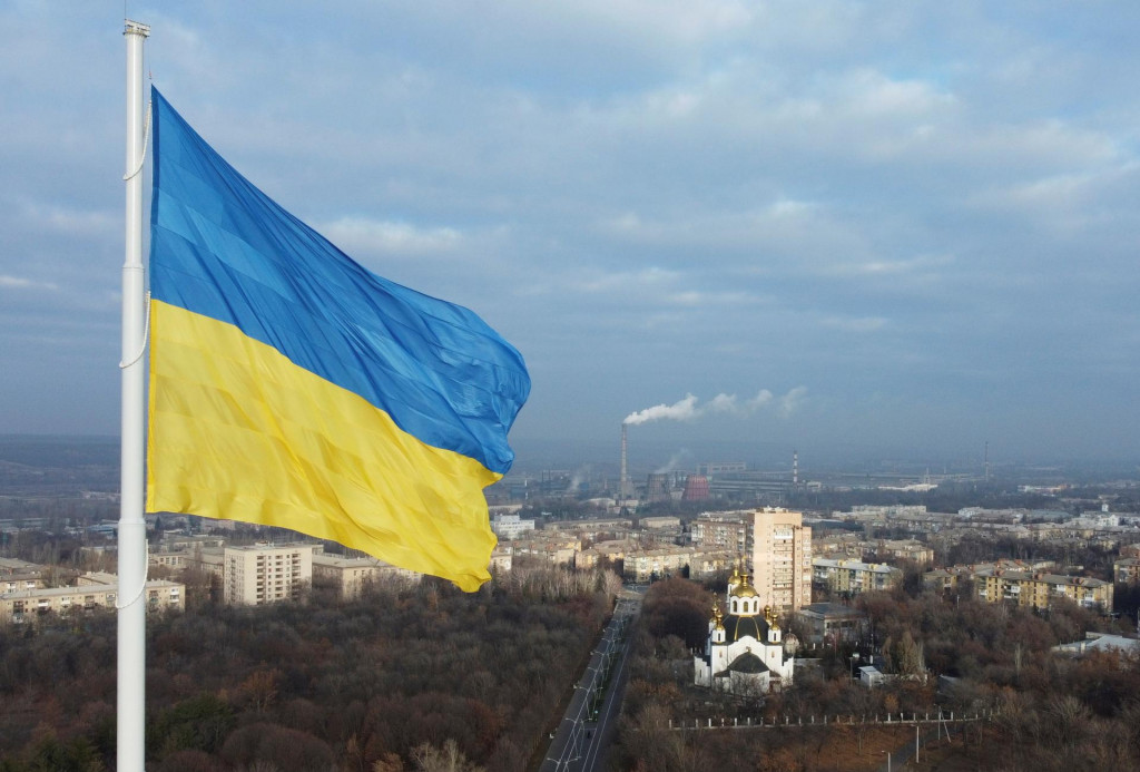 Nad mestom Kramatorsk veje štátna vlajka Ukrajiny. FOTO: Reuters