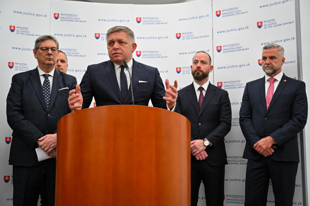 Zľava minister spravodlivosti Boris Susko, premi&eacute;r Robert Fico, advok&aacute;t Marek Para, poslanec Tibor Ga&scaron;par. FOTO: TASR/Pavol Zachar