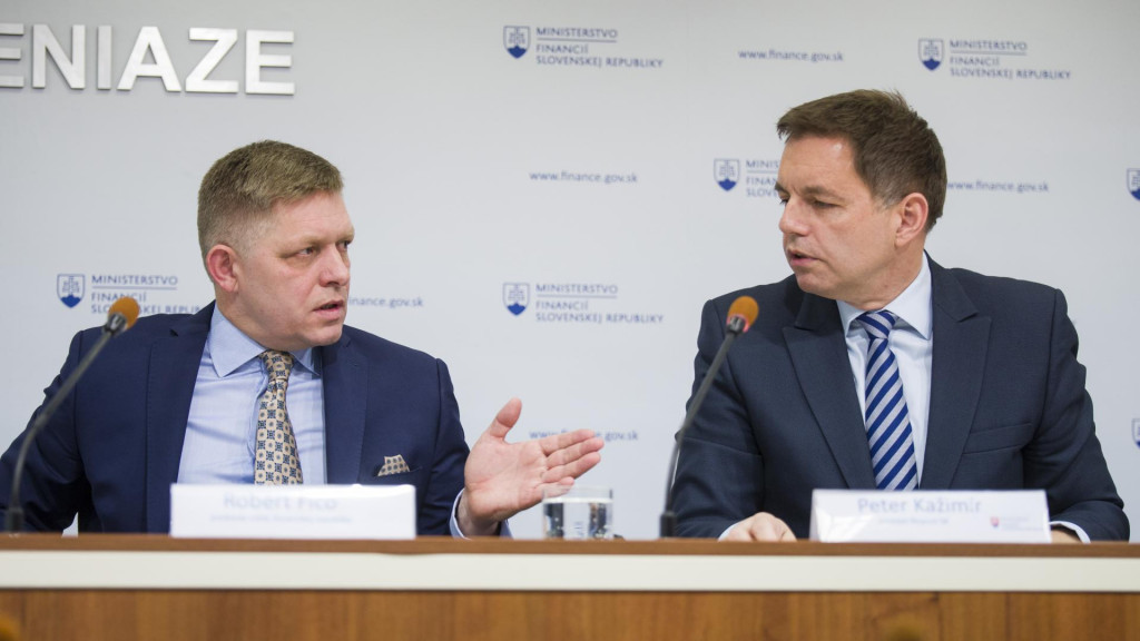 Robert Fico a Peter Kažim&iacute;r v minulosti p&ocirc;sobili spolu vo vl&aacute;de. Sn&iacute;mke je z roku 2018.

FOTO: TASR/J. Kotian
