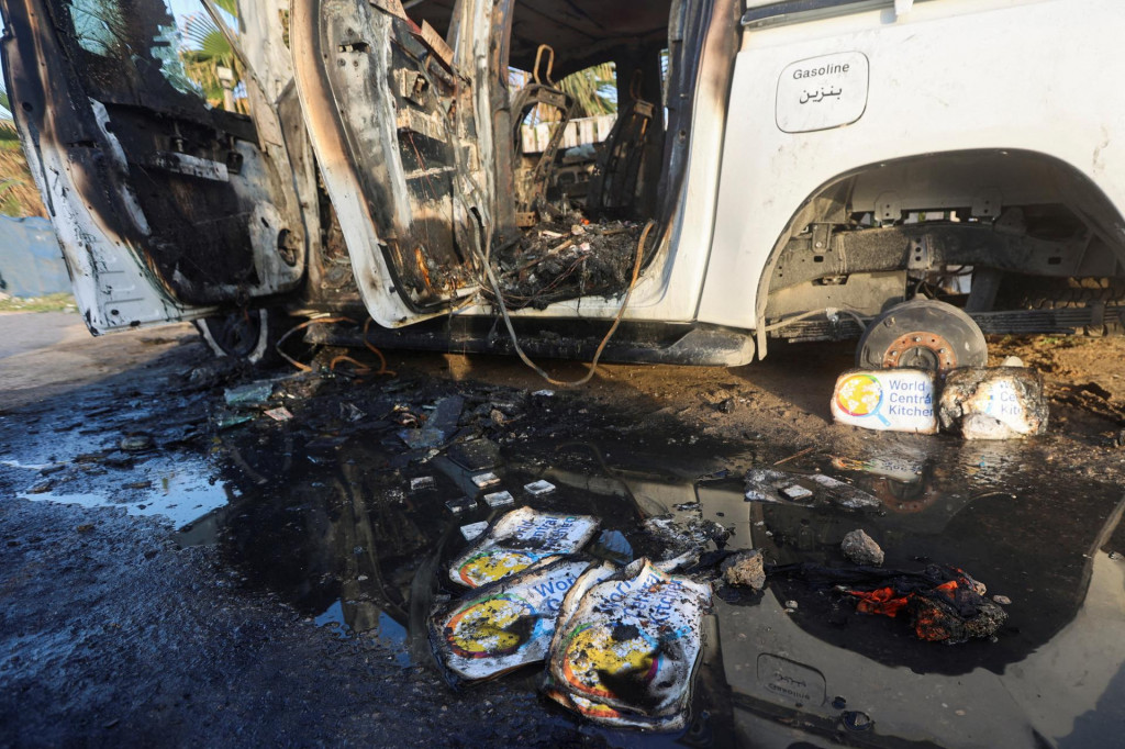 Vozidlo, kde boli pri izraelskom nálete zabití zamestnanci z World Central Kitchen vrátane cudzincov. FOTO: Reuters