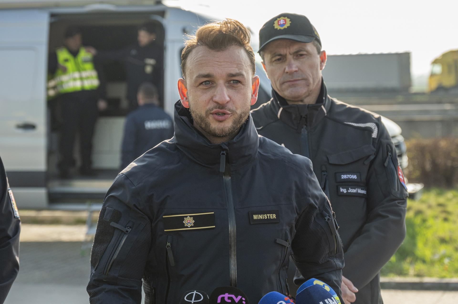 Šutaj Eštok oznámil odmeny pre políciu a ďalšie zložky, opozícia ich spochybňuje